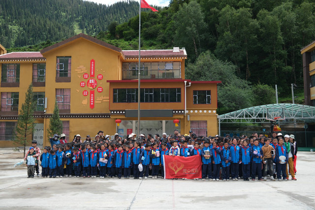 生機(jī)盎然，愛(ài)心畫卷——2024年6月億佰特愛(ài)心助學(xué)活動(dòng)